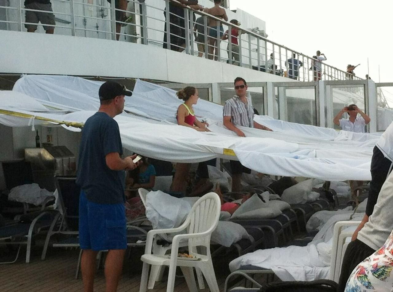 Video: Poškozená loď Carnival Triumph, která zapáchala výkaly tisíců cestujících, konečně dorazila do přístavu v Alabamě.