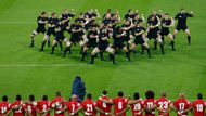 Tradiční haka v podání hráčů Nového Zélandu. All Blacks zatím ani jednou nezaváhali.