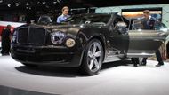 Pozornost ale v Paříži poutají především auta. Toto je Bentley Mulsane Speed - nový nejrychlejší luxusní sedan světa. Jede až 305 kilometrů v hodině.