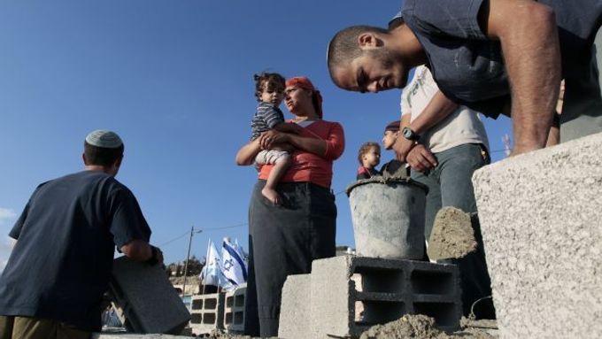 Izrael a Palestinci vyjednávají, výstavba osad ale pokračuje neztenčeným tempem