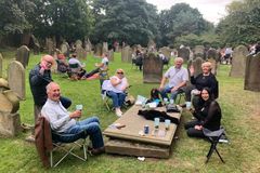 Návštěvníci pivního festivalu obsadili hřbitov. Je to neúcta k mrtvým, zlobí se lidé
