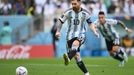 Lionel Messi dává gól z penalty v zápase Argentina - Saúdská Arábie na MS 2022