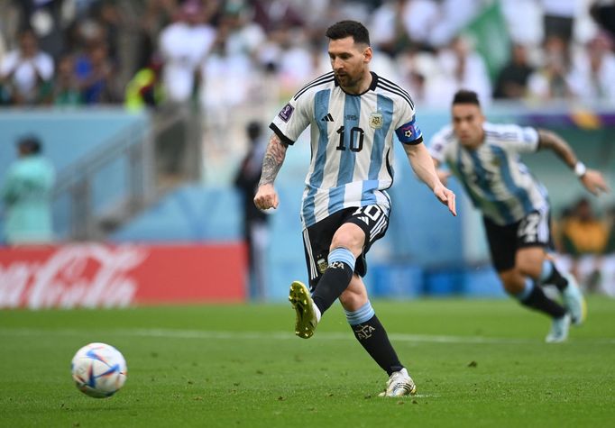 Lionel Messi dává gól z penalty v zápase Argentina - Saúdská Arábie na MS 2022