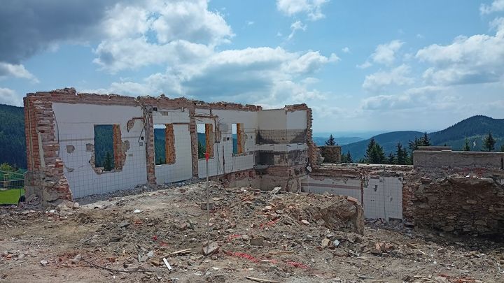 Zbyla jen jedna zeď. Takto po demolici vypadají slavné Dvoračky v Krkonoších