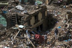 Na oběti nepálského zemětřesení čeká těžká zima ve stanech. A politici se hašteří