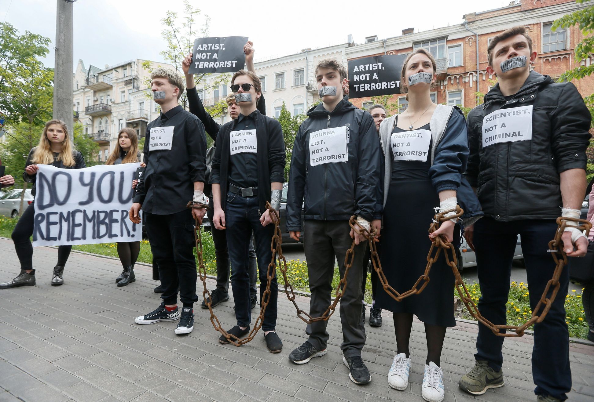 Lidé v Kyjevě protestují proti uvěznění režiséra Oleha Sencova