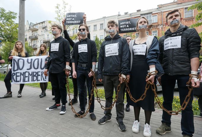 Lidé v Kyjevě protestují proti uvěznění režiséra Oleha Sencova - snímek z května 2019