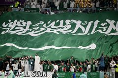 Bizarní obrázky ze Saúdské Arábie. Muž z hlediště sešvihal fotbalistu bičem