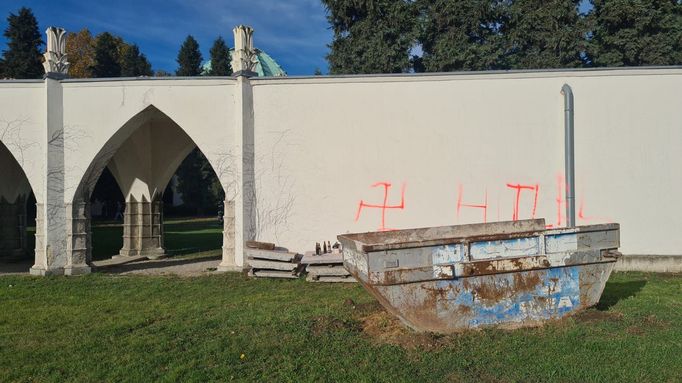 "Vnější zdi byly posprejovány hákovými kříži. Lidé k úhoně nepřišli," napsal Deutsch.