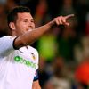 Juan Navarro slaví gól Valencie do sítě Slavie.