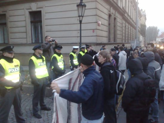 Demonstrace Dělnické mládeže před úřadem vlády