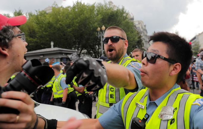 Demonstrace bělošských nacionalistů ve Washingtonu, která se konala přesně rok po násilných střetech v Charlottesville.