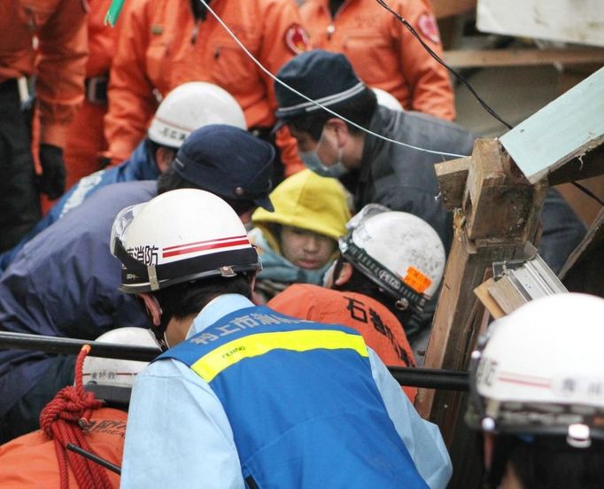 Šestnáctiletý mladík v troskách přežil proto, že ho tsunami zastihla v kuchyni. S babičkou přežili na jogurtech.