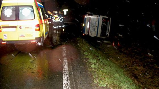 Na Domažlicku se převrátil autobus s dětmi