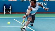 ...Francouz Gaël Monfils předvádí neuvěřitelné gymnastické kousky.