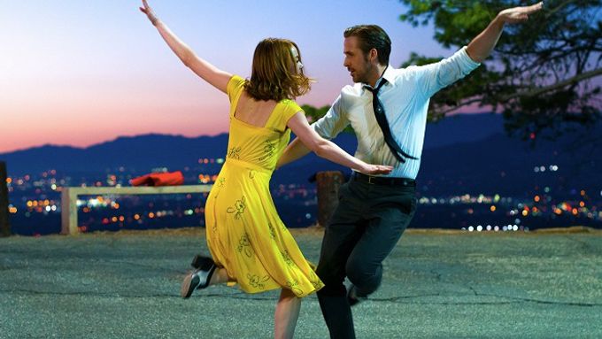 Emma Stoneová a Ryan Gosling ve filmu La La Land.