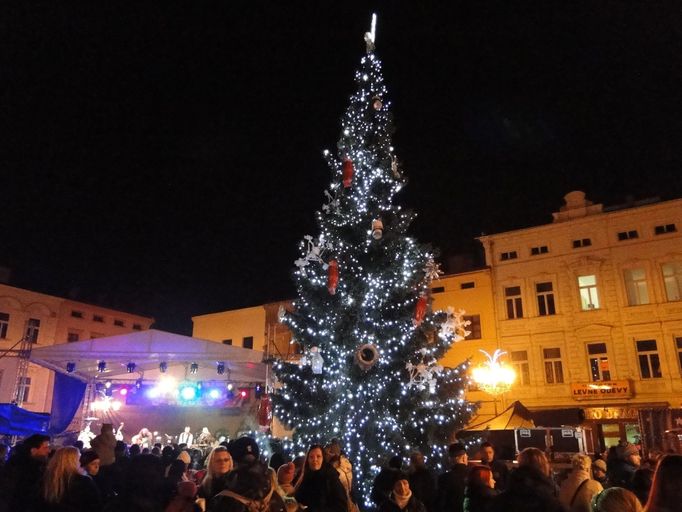 Vánoční strom na náměstí Svobody ve Frýdku-Místku.