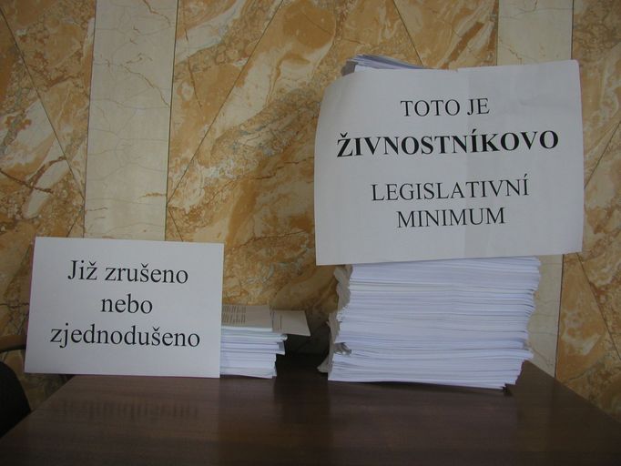 Ministerstvo průmyslu a obchodu zatím ubralo podnikatelům desetinu povinností. Toto praktické porovnání lze vidět v budově úřadu.