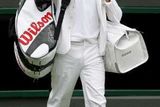 Roger Federer přichází na centrální dvorec ve Wimbledonu.
