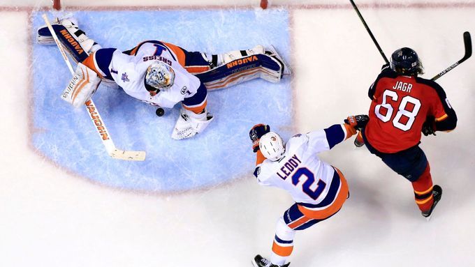 Jaromír Jágr si v závěru zápasu s New Yorkem Islanders na hostujícího gólmana  Thomase Greisse nepřišel.