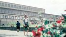 Studenti před budovou Deutsche Hochschule für Körperkultur v Lipsku, 1960.