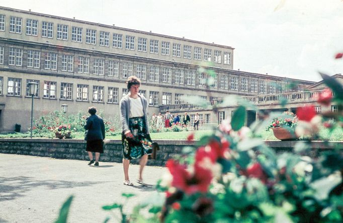 Studenti před budovou Deutsche Hochschule für Körperkultur v Lipsku, 1960.