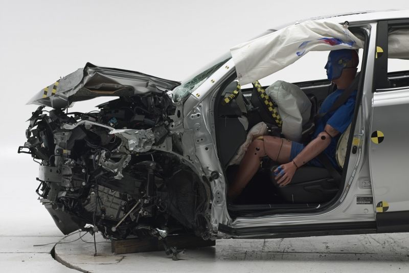 Crash test IIHS Toyota RAV4- strana řidiče