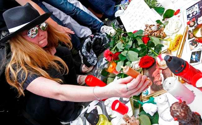 Fanoušci Michaela Jacksona se loučí s králem popu na Staroměstském náměstí v Praze