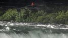 Kaskadér Nik Wallenda přešel po laně Niagarské vodopády.