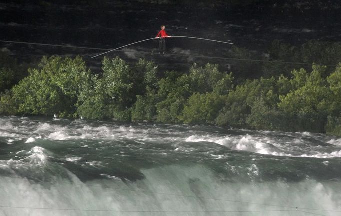 Kaskadér Nik Wallenda přešel po laně Niagarské vodopády.