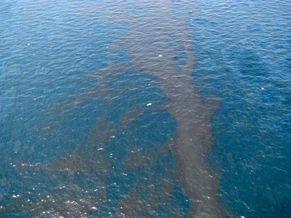 Po výbuchu ropné plošiny uniká do mexického zálivu ropa