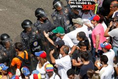 Ve Venezuele se lidé bouří kvůli výpadkům proudu, demonstranti se střetli s policií