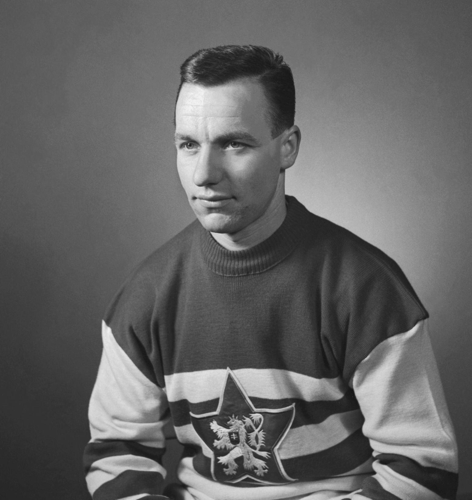 Bývalý hokejový útočník Zdeněk Návrat na olympiádě 1956 v Cortině