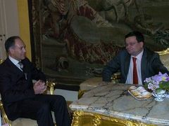 Pedro Pedreira při jednání s ministrem zahraničí Alexandrem Vondrou