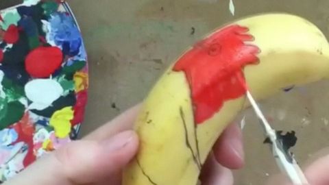 Umělec si hrál s banánem a perem. U toho dostal nápad na „banana art“
