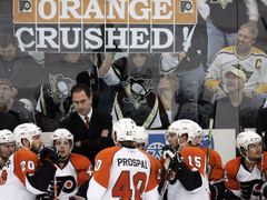 Střídačka Philadelhie po prohraném finále Východu. Vpředu uprostřed stojí Václav Prospal čelem k posměšnému plakátu pittsburghského fandy. Nápis "Orange crushed" lze přeložit jako "Oranžoví rozdrceni" i jako "Pomeranč vymačkán". Oranžová je klubová barva Philadelphie.