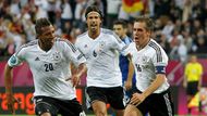 Radost měli samozřejmě i jeho spoluhráči Jerome Boateng a Sami Khedira (zleva), za kterými běží autor branky.