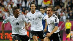 Philipp Lahm (vpravo) slaví gól se spoluhráči Jeromem Boatengem a Samim Khedirou během utkání Německo - Řecko ve čtvrtfinále Eura 2012