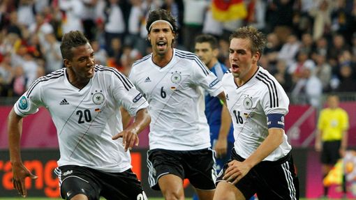 Philipp Lahm (vpravo) slaví gól se spoluhráči Jeromem Boatengem a Samim Khedirou během utkání Německo - Řecko ve čtvrtfinále Eura 2012.