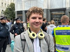 Student gymnázia Viktor, který přijel z Hradce Králové do Prahy položit dotaz předsedkyni KSČM Kateřině Konečné