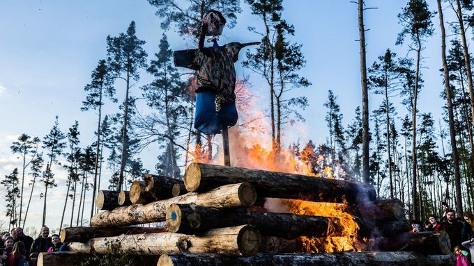 Hasiči každoročně před filipojakubskou nocí varují před zbytečnými požáry i planými poplachy kvůli nenahlášeným ohňům.