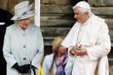 Ve svém úvodním projevu nabídl Benedikt XVI. Británii "přátelství" a vyzval Brity, aby se bránili "agresivním formám sekularismu." (Na snímku s královnou)