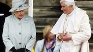 Ve svém úvodním projevu nabídl Benedikt XVI. Británii "přátelství" a vyzval Brity, aby se bránili "agresivním formám sekularismu." (Na snímku s královnou)