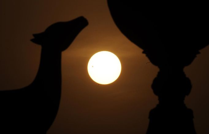 The planet Venus makes its transit across the Sun as seen from Kathmandu June 6, 2012. The planet Venus made a slow transit across the face of the sun on Tuesday, the last such passing that will be visible from Earth for 105 years. REUTERS/Navesh Chitrakar (NEPAL - Tags: SCIENCE TECHNOLOGY ENVIRONMENT) Published: Čer. 6, 2012, 5:27 dop.