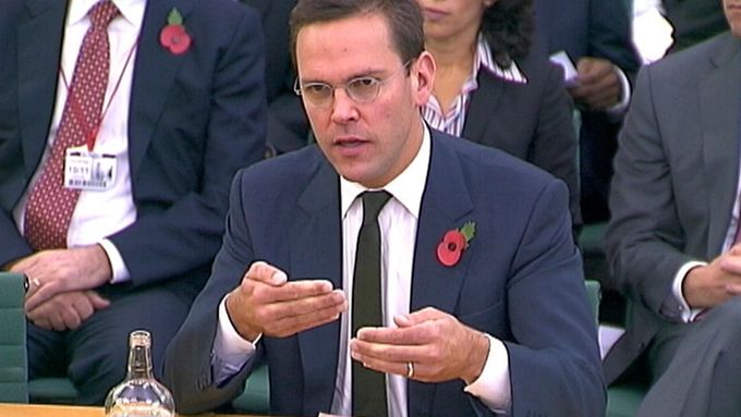 James Murdoch během "grilování" v britském parlamentu.