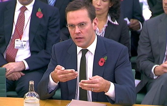 James Murdoch během "grilování" v britském parlamentu.