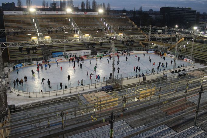 Čtyři dny před prvním zápasem brněnské Komety pod širým nebem je areál téměř připravený. V neděli očekává nápor tisíců fanoušků.