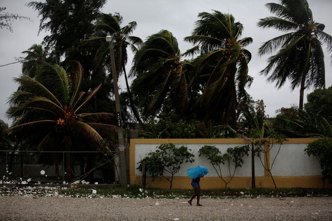 Hurikán Matthew napáchal škody na Haiti a Kubě, nyní se na něj připravují lidé na jihovýchodě USA.