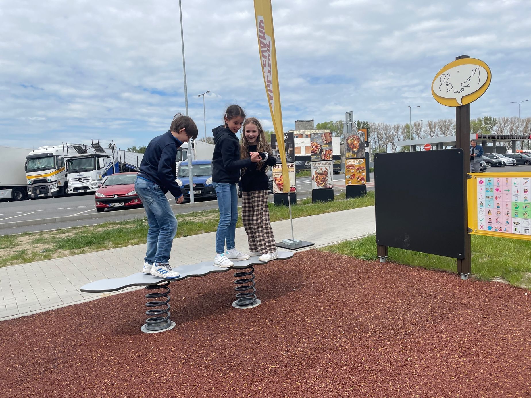 Test děti, drive-thru, drive-in, jídlo na cestách, děti v autě
