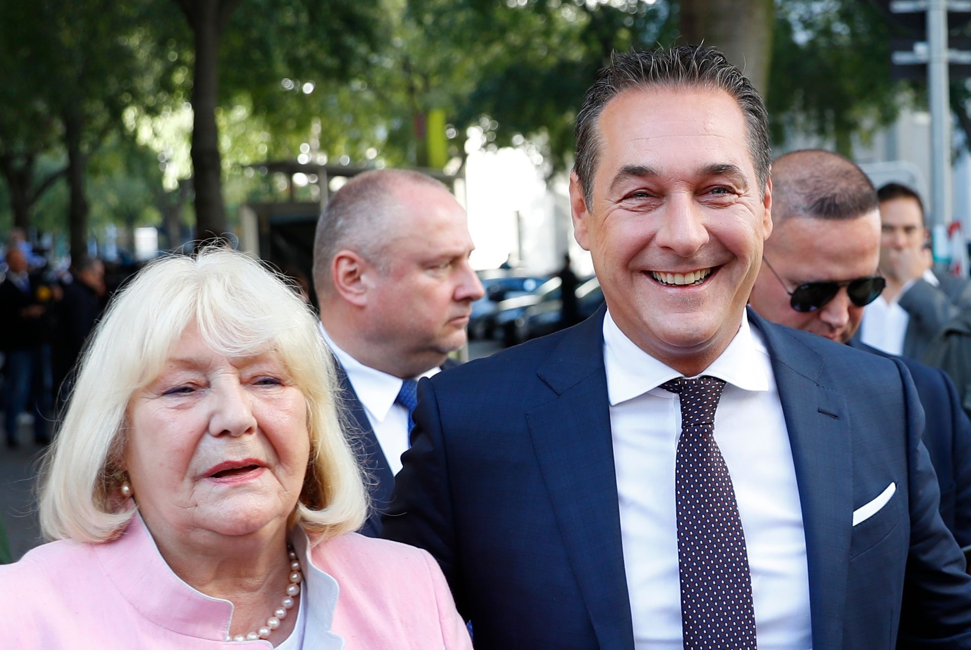 Heinz-Christian Strache s matkou před volební místností.
